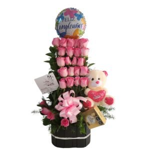 Arreglo floral en escalera de 24 rosas fucsia, follaje, globo metalizado y chocolates