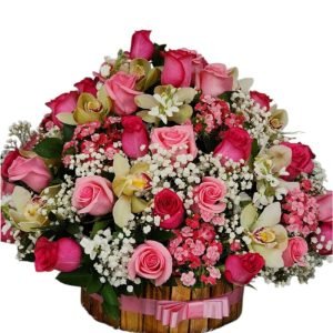 Arreglo floral en jardinera con 36 rosas fucsia, pompones, lirios, gladiolos, follaje, globos con helio y globo metalizado