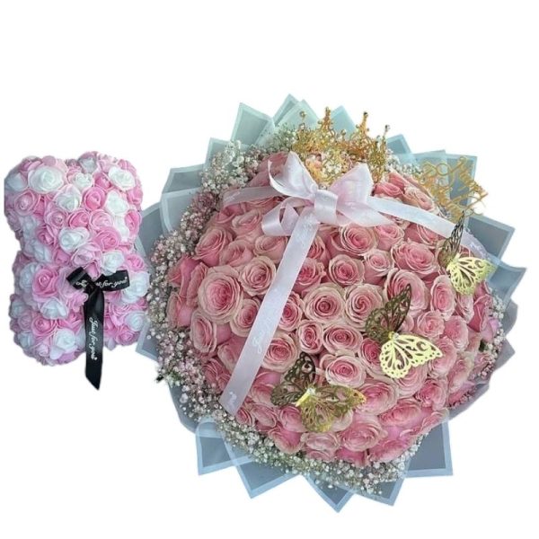 Buchón de 100 rosas rosadas con follaje, corona decorativa, mariposas y osito de foami