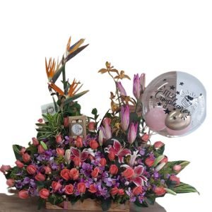 Jardinera con 48 rosas salmón, lirios, orquídeas y aves del paraíso