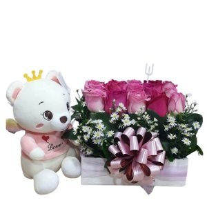 Cubo en combinación de 24 rosas surtidas, follaje y peluche