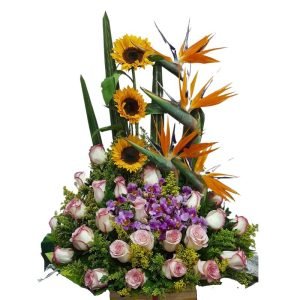 Arreglo floral con girasoles, aves del paraíso, 24 rosas rosadas y orquídea hawaiana