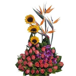 Arreglo floral con girasoles, aves del paraíso, 24 rosas color salmón y orquídea hawaiana