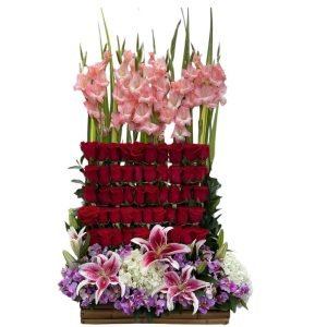 Jardinera con 50 rosas rojas, gladiolos, lirios, hortensias blancas y orquídea hawaiana