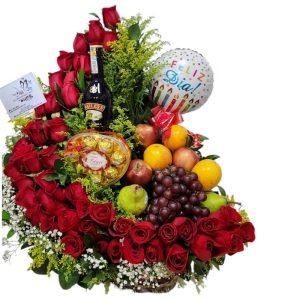 Arreglo de media luna con 48 rosas rojas, combinación de follaje y frutas, botella pequeña de crema de whisky, chocolates y globo metalizado