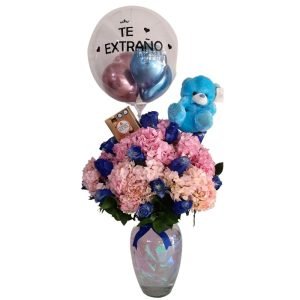 Arreglo redondo en jarrón de vidrio de 60 cm de alto con hortensia, rosas azules, peluche, chocolates Ferrero y globo burbuja personalizado