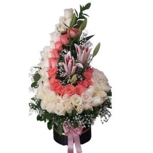 Bailarina de 60 rosas surtidas blancas y salmón, lirios y follaje