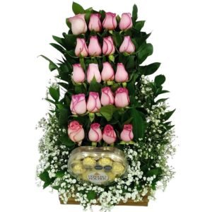 Arreglo en escalera con rosas y chocolates Ferrero