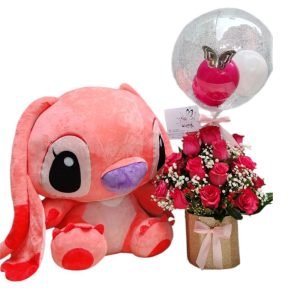 Peluche Stitch con arreglo floral en cubo, follaje blanco, rosas y globo burbuja personalizado