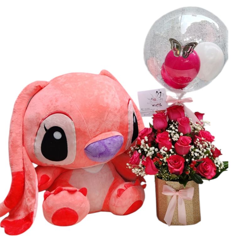 Peluche Stitch con arreglo floral en cubo, follaje blanco, rosas frescas y globo burbuja personalizado