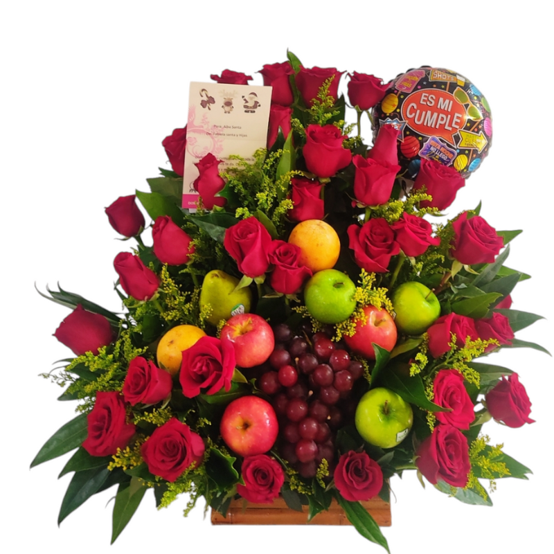 Arreglo floral con 30 rosas rojas, frutas frescas y un globo temático de cumpleaños.