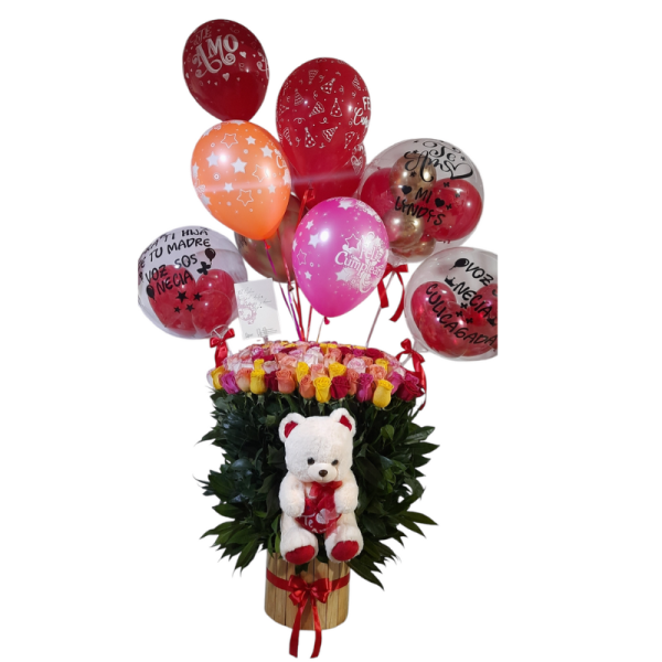 Arreglo floral con 150 rosas surtidas, osito de peluche y globos personalizados