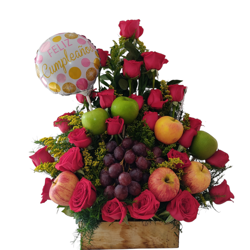 Arreglo frutero con 24 rosas rojas, frutas frescas (uvas, manzanas verdes, manzanas rojas), follaje decorativo y un globo metalizado de cumpleaños.