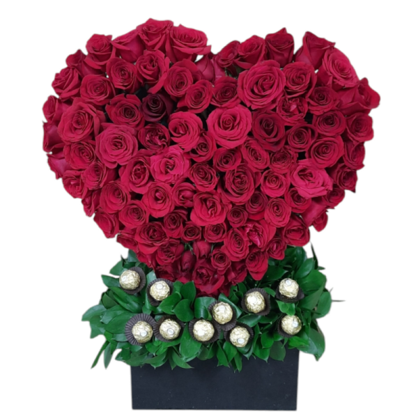 Arreglo floral en forma de corazón con rosas rojas y chocolates Ferrero