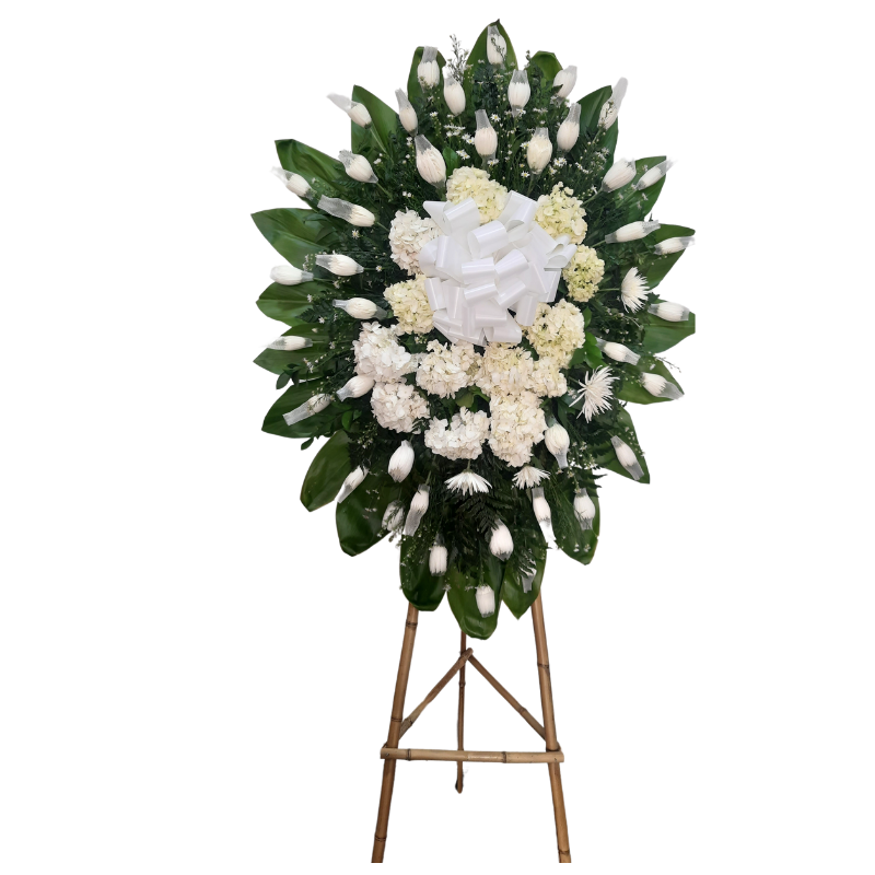 Corona fúnebre con crisantemos, hortensias y follaje blanco.