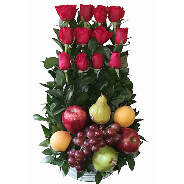 Frutero con 12 rosas rojas, follaje verde y frutas frescas