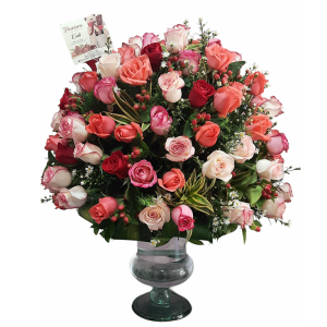 Arreglo en jarrón de vidrio con 130 rosas surtidas