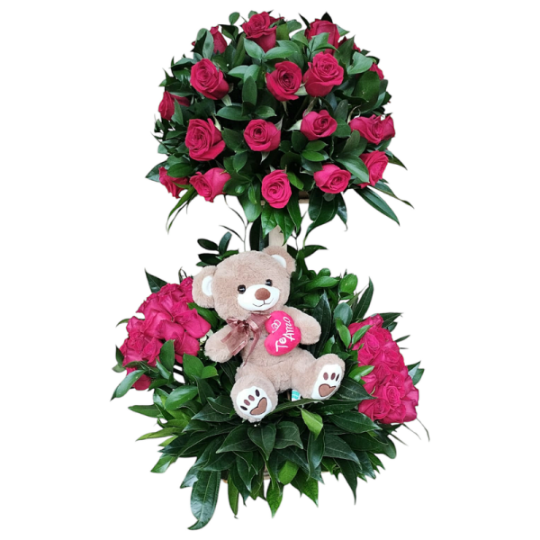 Topiario con 60 rosas fucsias, follaje verde y peluche con corazón decorativo