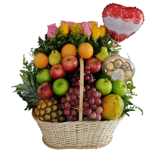 Canasta de frutas frescas con 12 rosas surtidas, caja de chocolates Ferrero y globo metálico decorativo.