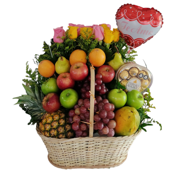 Canasta de frutas frescas con 12 rosas surtidas, chocolates Ferrero y globo metálico.