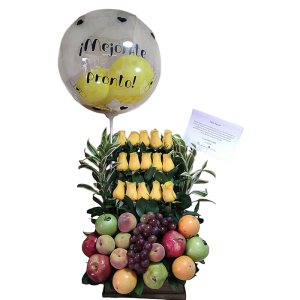 Frutero decorativo con 18 rosas amarillas, follaje, frutas variadas y globo burbuja personalizado