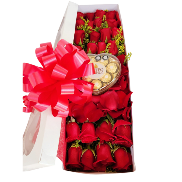 Caja con 24 rosas frescas y chocolates Ferrero.