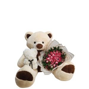 Oso de peluche de 60 cm con un buchón de rosas y astromelias, acompañado de un oso fomi blanco de 25 cm.
