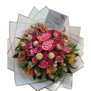 Elegante buchón de astromelias y 20 rosas con chocolates Ferrero Rocher y mariposas decorativas.