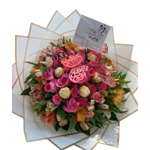 Elegante buchón de astromelias y 20 rosas con chocolates Ferrero Rocher y mariposas decorativas.
