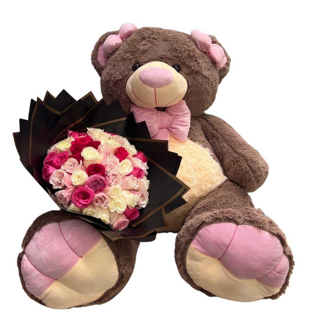 Buchón de 100 rosas surtidas con peluche gigante de 110 cm, un regalo especial para enamorar y celebrar.