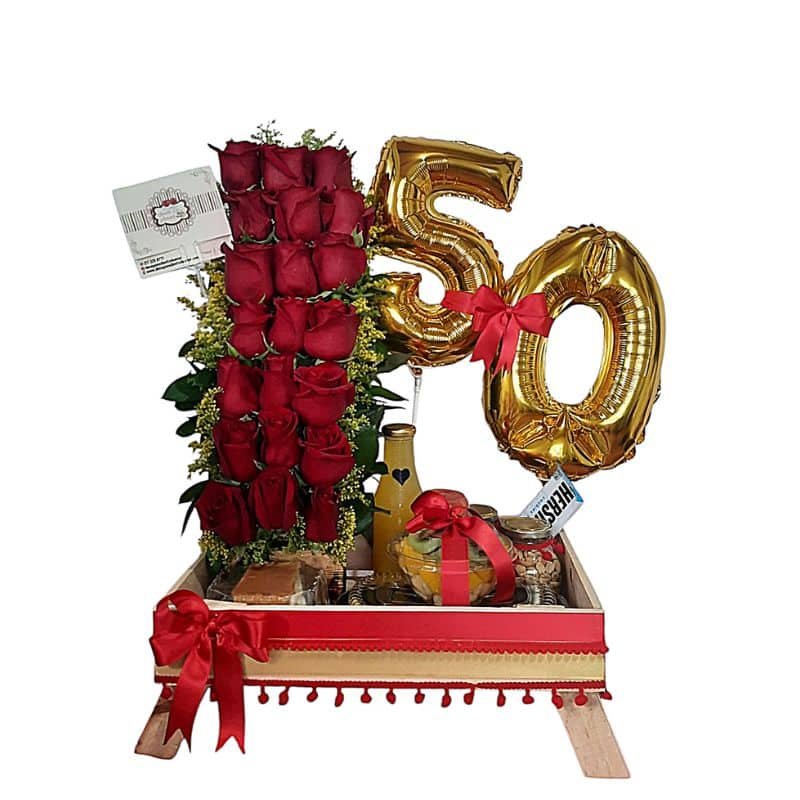 Desayuno sorpresa con 24 rosas, omelette, Hershey’s y globo personalizado