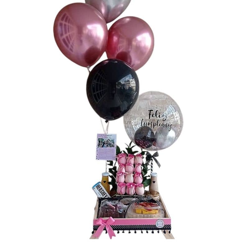 Desayuno sorpresa con rosas, globos, omelette y tortas