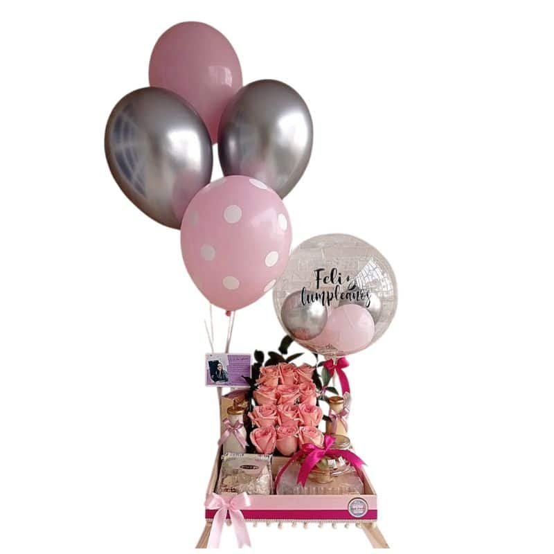 Desayuno sorpresa con flores, torta, omelette y globos personalizados