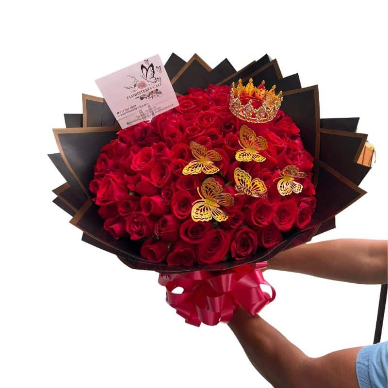 Arreglo floral de 100 rosas rojas con mariposas doradas y corona decorativa