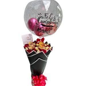 Arreglo buchón con rosas, bombones y globo decorativo