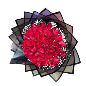 Pasión Escarlata» – Buchón de 75 Rosas Rojas con Follaje Perla