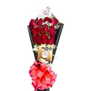 Bouquet Clásico – 12 Rosas, Ferrero y Follaje Perla