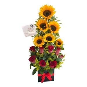 Sol y Pasión – Girasoles y Rosas en Base Cúbica