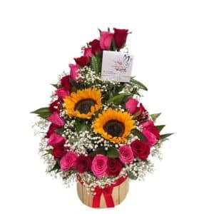 Bailarina de 24 Rosas Combinadas con 2 Girasoles y Follaje Perla