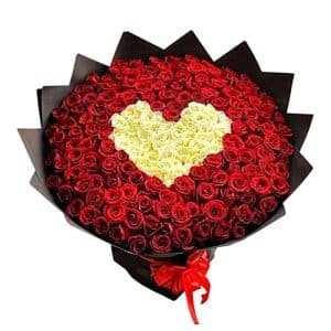Buchón en Forma de Corazón con Rosas Rojas y Blancas