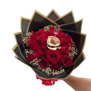Buchón de 19 Rosas Rojas y 1 Rosa Dorada con Follaje y Papel Coreano