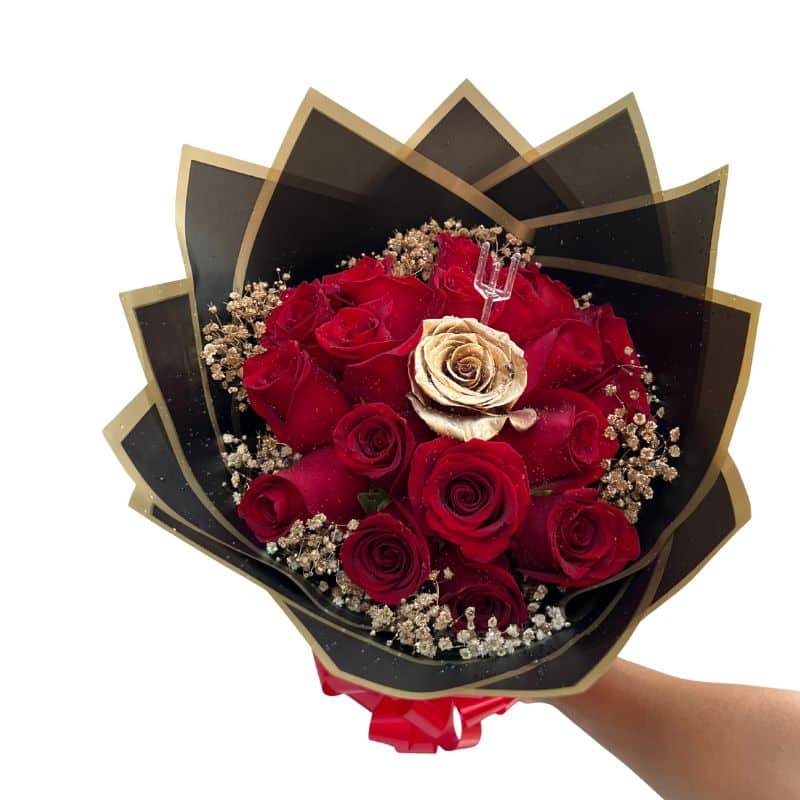 Buchón de 19 rosas rojas y 1 rosa dorada con follaje y papel coreano.