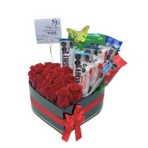Corazón de 24 Rosas con Chocolates Hershey’s, Gomitas y Dulces Surtidos