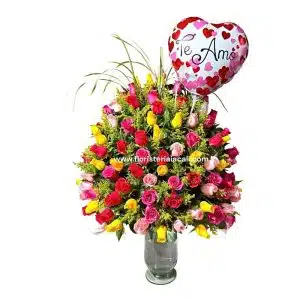Arreglo en Cristal con Rosas de Colores y Globo Metalizado
