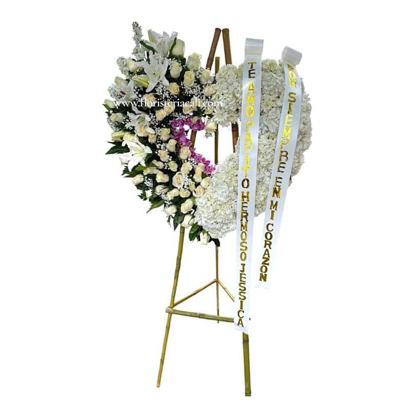 Corona fúnebre en corazón tapizado con hortensias, rosas, lirios y orquídea hawaiana