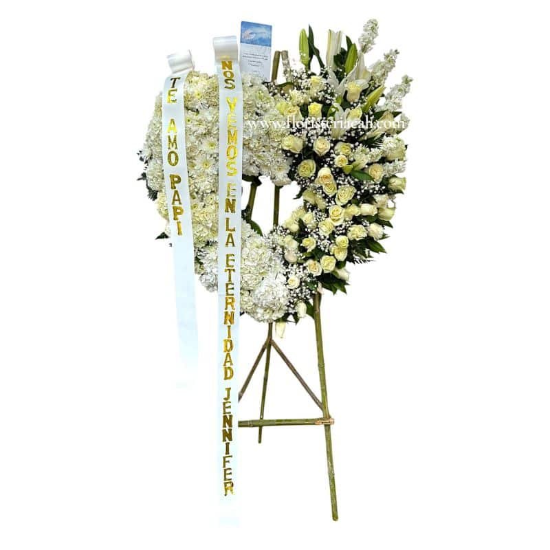 Corona fúnebre en forma de corazón con hortensias, rosas, lirios, perla y cinta personalizada