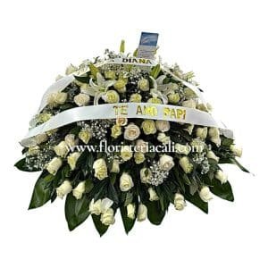 Cubre Caja Fúnebre con Rosas, Lirios y Follaje con Perla Decorativa