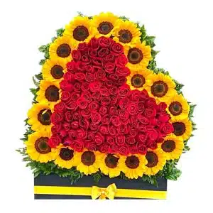 Corazón Floral en Base de Madera con 150 Rosas Rojas y 20 Girasoles