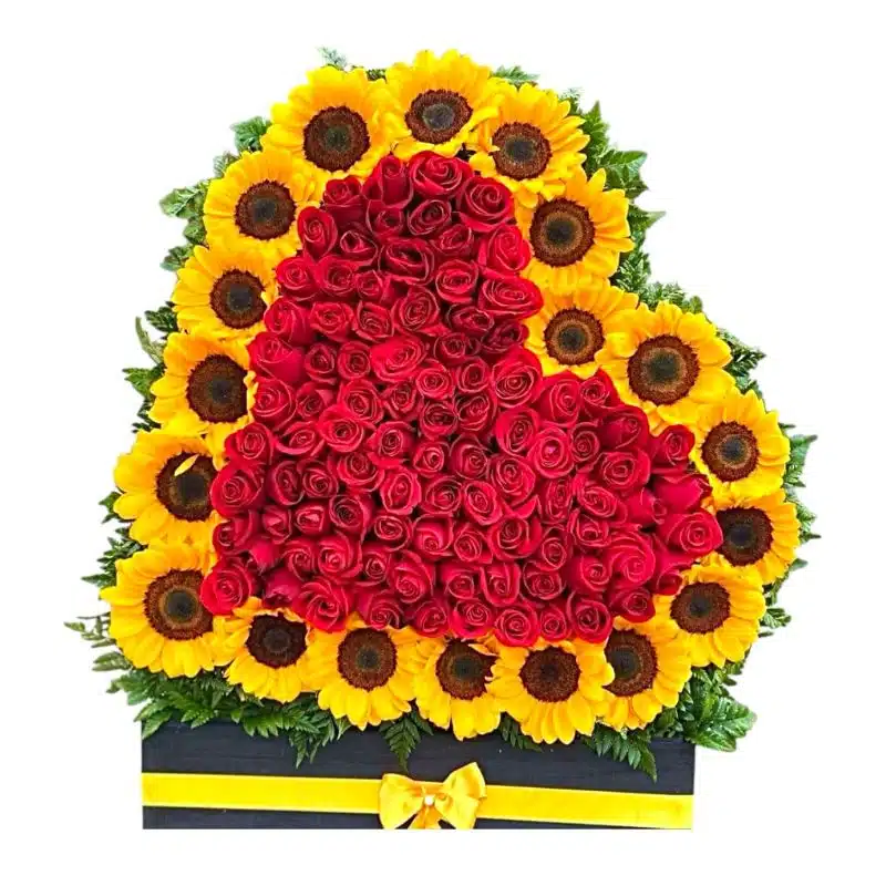 Corazón Floral con Rosas Rojas y Girasoles en Base de Madera