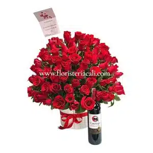 Arreglo en Cilindro en Base de Madera con 150 Rosas Rojas y Vino Gato Negro